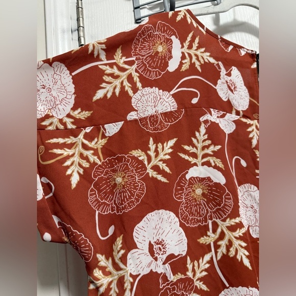 Maurice’s Short Sleeve Blouse Color Rust w/ white poppy flowers women’s XXL EUC - Picture 13 of 16